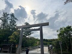 朝早くに家を出て、三重県は伊勢市、伊勢神宮までやって来ました。
この時間はまだ雨は降っていませんでしたが、残念ながら雨雲は間違いなくここに向かってきているようです。