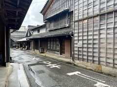 もうひとつ寄り道。
雨のやむ気配がありませんが、気になっていた場所にやってきました。
『伊勢河崎商人館』（ http://www.isekawasaki.jp/info/ )
昔ながらの街並みが残るところです。