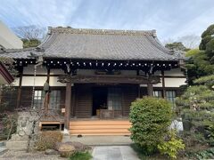 本門寺の総門に向けて敷地の外を南に歩くと覚源院がありました。
