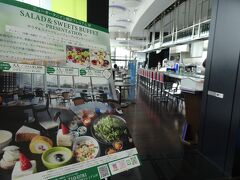 3階にあるニューオータニインのフロントの奥に、下町DINING&CAFE THE sea というレストランがあります。
ニューオータニインに宿泊した人は朝食をここで食べることになります。