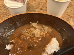 お夜食のカレーいただきます。ソフトクリームやソフトドリンクも飲み放題！