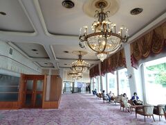豪華なロビー。入口のそばにフロントがあり、それをずんずん奥に進むとここにたどり着きます。ものすごいシャンデリアがたくさんぶら下がっています。
これこそバブル時代の建築ですね。
ホテルに早めに来たのはいろいろとしてみたいことがあるからです。
お風呂も3カ所に点在しているし、とにかくそのほかにも見たり行ったりしたいところが沢山あるホテルなので、午後3時にチェックインしてからだと何も出来ずに終わってしまいます。
さっそくフロントに荷物を預けてホテル内の探検を始めます。