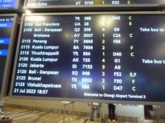 食事をして第3ターミナルから第2ターミナルに移動し、マックで時間を潰しました。