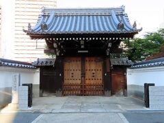 蓮成寺から向かい側の妙徳寺前まで北進し、そこで西高津中寺町筋を折り返し今度は南行。