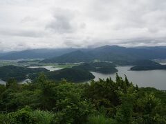 五湖全部が見えているものです。手前左が日向湖、奥が久々子湖、右が水月湖、これと繋がった奥が菅湖、この右に少し見えているのが三方湖です。