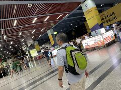 羽田空港を夜中1時20分に出発してホーチミンには朝の５時頃到着。旦那が空港まで迎えに来てくれてました。