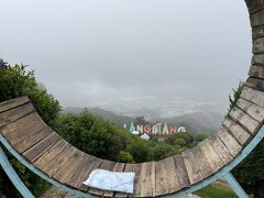 雨が小降りになったので山頂に行きました。なんだか残念な景色。