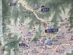 地図を見てもわかるように最寄りの鎌倉駅まで帰ると逆方向
明月院まで歩いても大差はないだろうと歩き始めましたが
これがなかなか坂道続きで思ったより距離がありました。