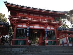 八坂神社の西楼門は、四条通側に立つ楼門で、朱色の八坂神社のシンボル的存在です。