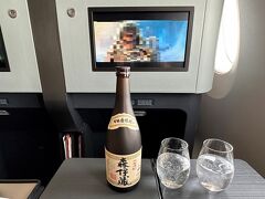 日本航空JAL107便（東京・羽田空港発－大阪・伊丹空港着）の
ファーストクラスでいただいた機内サービスの写真。

ファーストクラスに乗ったのなら、「絶対頼まなくちゃ！」な
ドリンクですよね。