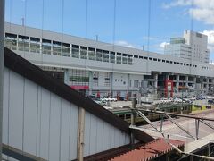 福島駅は　東口から入ると
在来線を超えて　向こうに新幹線があります
今日は在来線なので　近いです