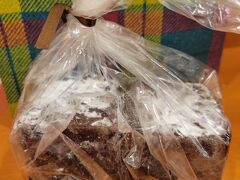 チョコレートのGODIVAがパンを始めるということで、
伊勢丹新宿から先行発売のメールが着ていたので注文してみました。

ショコラキューブ
（2個で900円くらいでした）