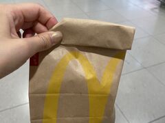 改修工事中だったのでマックへ。
チキンナゲットをテイクアウトし、手荷物チェックへ直行したよ。

それにしても不便すぎるわよー
早く工事を終えてー！！