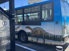 えちぜん鉄道勝山駅を降りると、こんな分かりやすいバスが待っています。

乗り込んだのは2組