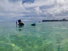 そしてすぐに海へGO！！息子は海の中の世界に夢中～♪
顔を下げすぎて水が何度入ってもやめると言いません。

この時、私は携帯が防水だと信じて、ジップロックに入れて水中を撮影して…
「充電ケーブルに水濡れ検知」というサインの為に帰国日まで携帯を乾かし続けました。(無事直ったようです)
グアムが東京より涼しくて、持ってきたポータブル扇風機を携帯を乾かす為だけに使用しました…あって良かったです。