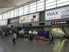 駅を出てすぐの空港入口
香港を思い出させる機能的な造り