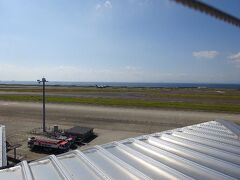 デッキに出てみました
いくら風向きを合わせるためとはいえ、やたらと着陸機が低い位置を滑走路と並行に飛んでいて違和感があったのですが、なんとタッチアンドゴー訓練をしていました。
だから低い位置を飛んでいたのかと納得でした
沢山見られてラッキー

そして夜の間にドリームリフターが来ていたみたい…見たかった