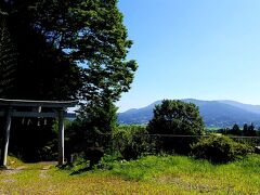 自転車で中尊寺に向かう途中の坂道に、熊野神社。
上り坂で体力をむしり取られていたので、汗が少しひくまで涼んでいきましょう。
これは鳥居ですが、この裏に立派な境内があります。
見晴らしのよさにお堂の写真を撮るのを忘れてしまいました。

八咫烏のおみくじを引きました。
初詣から今年も数回おみくじを引いていますが、もうびっくりするくらい同じことが書いてあるの。
「諸事控えめに」
「恋愛：待て。将来吉」
吉だったり小吉だったり、書いてある文面も違うんだけど、内容が一緒。
またかよ！って一人で笑ってしまいました。
今年はこんな感じで控えめに行くしかないようです。
ま、特にトラブルもないし、待ってればいいだけなら得意だわ。
私に優しくしてくれる素敵な人を連れてきてくださいね。

さ、猛暑の中、ひと踏ん張りしてやっと中尊寺に到着。
土曜日だからか、バスツアーの団体さんなどもいて賑わっております。