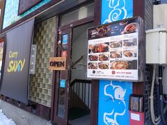 少し歩いたところにあるスープカレーのお店「Curry SAVoY」に入りました。