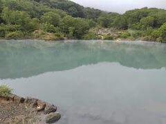 途中の地獄沼。
道路の路肩が広くなってて、クルマを停めて見学がしやすいみたい。