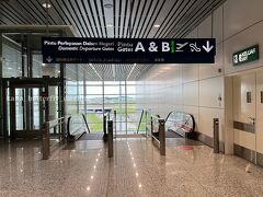 約2時間30分後、クアラルンプール国際空港に到着しました！
数日振りｗ
更にクアラルンプールからペナンへ移動するため乗継です。
乗継用の入国審査は今回も全く並ばずに済みました。