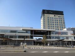 南海鉄道「和歌山市駅」です。
正面に見える4つ星CANDEOホテルにHOTELS に泊まろうと何となく予約していましたが陽も高くⅠ-2時間で帰れるのならと思案の末またの機会に宿泊させてもらうことにしました。
とても気持ちのいい対応で処理して貰えました。