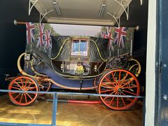 英国王室の公式行事で実際に使用されている
馬車がたくさん展示されています

どれも同じに見えるけど
役割が違うらしい