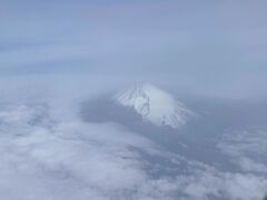 日本航空JAL107便（東京・羽田空港発－大阪・伊丹空港着）の
機内から撮った富士山の写真。

進行方向に向かって右側の窓から撮影しました。