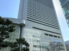  大阪・西梅田『Hilton Osaka』

1986年9月10日に開業した『ヒルトン大阪』（地上34階）の
外観の写真。

低層階の建物（写真左）は、『ヒルトン大阪』に併設された
商業施設『ヒルトンプラザ・イースト』で、四つ橋筋を挟んだ
20階建ての建物（写真右）は、商業施設『ヒルトンプラザ・ウエスト』
です。

『ヒルトン大阪』に宿泊した際のブログは、こちらをご覧ください↓

<大阪 ③ 『ヒルトン大阪』宿泊記（１）ヒルトン・オナーズの
ダイヤモンドメンバー特典で「ヒルトンルーム」から
「和室スイートルーム」にアップグレード☆彡お部屋からの眺望★
伊丹空港から空港リムジンバスを利用>

https://4travel.jp/travelogue/11679976

次のブログに続きます↓

<JALファーストクラスで行く大阪 ③ 北浜の川床テラスカフェ巡り★
ミシュラン星つきフレンチレストラン【リュミエール】の唐渡シェフの
お店【パンカラト ブーランジェリーカフェ】『ザ ロイヤルパーク 
キャンバス 大阪北浜』宿泊記【キャンバスラウンジ】のフリーフロー
テラス席で朝食ブッフェをいただきます♪「中之島バラ園」>

https://4travel.jp/travelogue/11844522