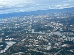 今回のフライトは進行方向右側の窓側でお天気の良い明るい時間帯でした。マレーシアの街並みがとてもきれいに見えたので撮影してみました。
プトラジャヤ。
ピンクモスクやアイアンモスクが見えています♪