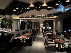 静岡県駿東郡『富士スピードウェイホテル』のロビーラウンジ
【TROFEO ラウンジ】のシーティングエリアの写真。

写真奥はイタリアンレストラン【TROFEO イタリアン】です。
明日の朝食は【TROFEO イタリアン】でいただきます♪