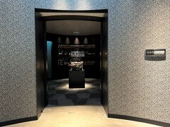 静岡県駿東郡『Fuji Speedway Hotel, Unbound Collection by Hyatt』
ホテル棟 3F【BAR 4563】

『富士スピードウェイホテル』の3階（ロビーフロア）にある
バー【BAR 4563】のエントランスの写真。

【BAR 4563】のバーの名称は、富士スピードウェイの全長（4,563ｍ）
に由来しています。

隠れ家のような雰囲気のバーは、仲間たちとモータースポーツを
熱く語る大人たちの集いの場です。
モータースポーツを間近に感じるアートやオブジェの数々が
一味違う夜を演出します。

＜時間＞
18:00～0:30
（料理ラストオーダー 22:00、ドリンクラストオーダー 0:00）

20歳未満のお客様は、保護者または成人の同伴者がいる場合でも、
22:00以降は「BAR 4563」のご利用をご遠慮いただいております。

https://www.hyatt.com/ja-JP/hotel/japan/fuji-speedway-hotel/fswub/dining