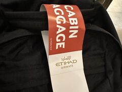 今回搭乗するエティハド航空はフライト3時間半前の14:25からチェックイン開始だったので、時間を持て余すことなかったです。
機内持ち込みのリュックにはタグが付けられました。
