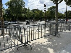 シャンゼリゼ通りにやって来ました。14日のバスティーユ(革命記念日)のパレードの為と思われる柵がありました。