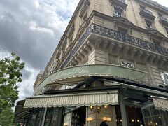 次の施設の予約まで時間が少しあるので、その間にランチです。
サントシャペル目の前にある『Brasserie Les Deux Palais』がGoogleマップで高評価だったので行ってみることに。
