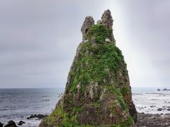 能登には海岸沿いに数多くの奇岩が点在していますがこんなユニークな岩もあります。
荒縄で造られた目玉がふたつ
何かに似ていませんか。
そうです、ジブリのトトロ！
正式名称は「剱地権現岩」と言います。
