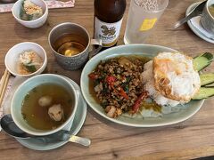 新美からミッドタウンに行く途中の
タイ料理屋でお昼
私はガバオ・奥様はパッタイ・息子さんは白飯　
けっこう美味しい