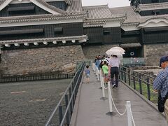 小雨ですが、孫はちょろちょろ、じっとしていません。