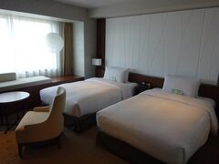 『京王プラザホテル札幌』に到着。
新千歳空港からトヨタレンタカーを借り、ホテル内にある営業店で返却しました。
プレミアフロアのツインのお部屋。
札幌では老舗のホテルですが、古びた印象もなく、さすがの上質なホテルです。