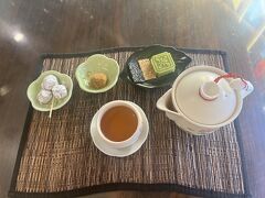 暑くて疲れたのでお茶屋さんで休憩。
お茶とお茶菓子セットを注文。
温かいお茶が本場のお茶みたいですが、
とにかく暑くてへろへろだったので笑　冷たいお茶を注文。
おかわり自由だったのでたくさんいただきました！
お茶菓子も美味しかったー
台湾の梅干しはあまじょっぱいお菓子みたいなかんじなんだね。（写真左の白いもの。）