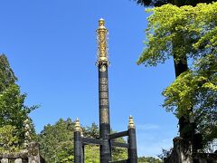 西参道第一駐車場に車を停めて、日光東照宮へ。

広い参道を歩いていて、とても光り輝いていた塔。
「相輪橖」

徳川3代将軍家光公が建立した高さ16mの仏塔です。
世界遺産です。



