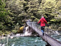 ミネラルウォーターの川に渡される橋。