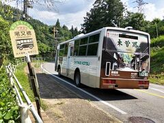 途中、バス停では外国人に「ナギソ？(南木曽駅に行く？)」と聞かれて、運転手の爺さんは「行かない、行かない」と手を降って塩対応☆笑
たぶん、今まで何度も聞かれてうんざりしてるんだと思うけど。

その後、外国人が「ドコ行く？」と聞き返した辺りで、ドアを閉めて強制終了、そのまま発車★笑
よくみると耳に補聴器が付いていたので、ちゃんと聞こえなかったのかもしれませんが。

そんなバスを「尾又橋」で下車☆