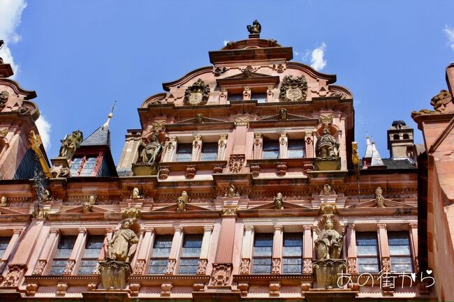 フリードリヒ館<br />歴代の王の像が窓枠沿いにあります。<br />趣きがありますね。