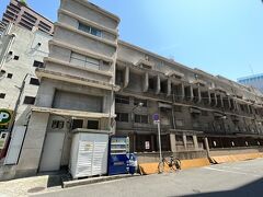 レトロ建築ですがオフィスビルではありません。でも一見してこれは？という威容を誇りますね。
●大江橋北詰から北上して二股手前右手