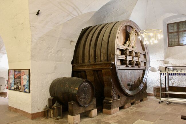 ワイン樽。<br />これは新しいレプリカかな。<br />それでも<br />みなさんかわるがわる写真撮影会。