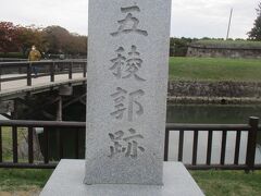 次に訪れたが史跡・五稜郭です。
ここは日本初の西洋式城郭で、
戊辰戦争の舞台となった場所です。
あの新選組副長・土方歳三もここで新政府軍と戦いました。

そしてこの城郭は日本100名城の3番として登録されています。
