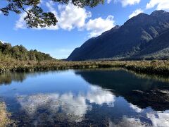 ミラーレイク。風が止まると湖面に綺麗に景色が映る。
バスで市内中心部まで送ってもらい、17:30終了。