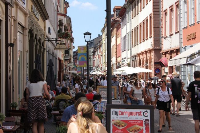 メイン・ストリートHauptstraße （ハウプト通り）<br />は、両側高さの統一された建物が並び<br />飲食店や土産屋さん等が並んでいて、<br />ヨーロッパにやって来たという実感がわいてきます。<br />歩きながら、飲食店のメニューや店内を見てみると<br />どちらかというとファストフード系の店が多く<br />シュパーゲル 料理にはたどり着くことができませんでした。<br />