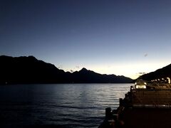 夜のワカティプ湖も綺麗。今夜は1日目と同じホステル、タフナポットホステル（2,300円/泊）に宿泊。